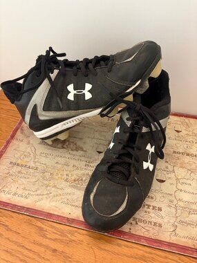 Under Armour Leadoff Baseball Cleats - Size 8.5 (Excellent Condition)